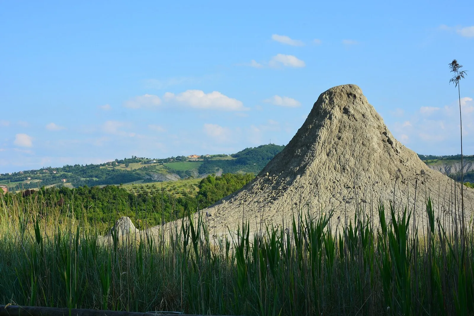 Uno dei coni di fango della Riserva naturale delle Salse di Nirano, a Fiorano Modenese