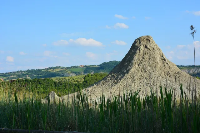 Uno dei coni di fango della Riserva naturale delle Salse di Nirano, a Fiorano Modenese