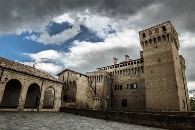 Temporale in arrivo sulla Rocca di Vignola